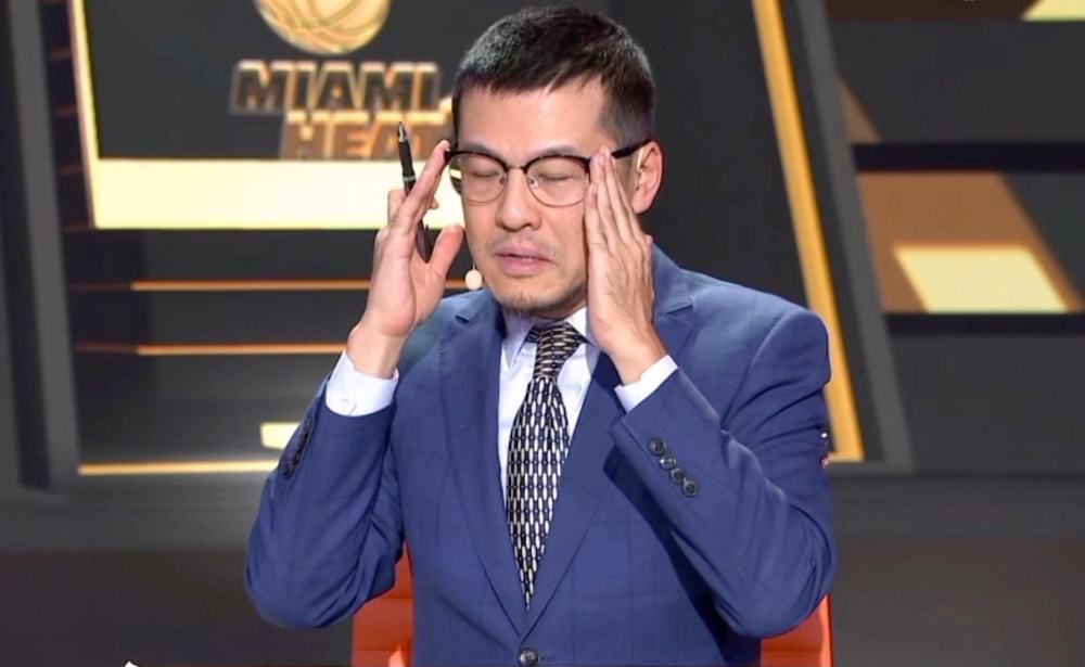 美女吃奶