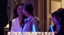 偷看体育老师洗澡被他抓到